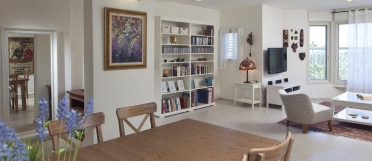 ריהוט לבן ורקמה עממית: ביקור בית ברמת אביב